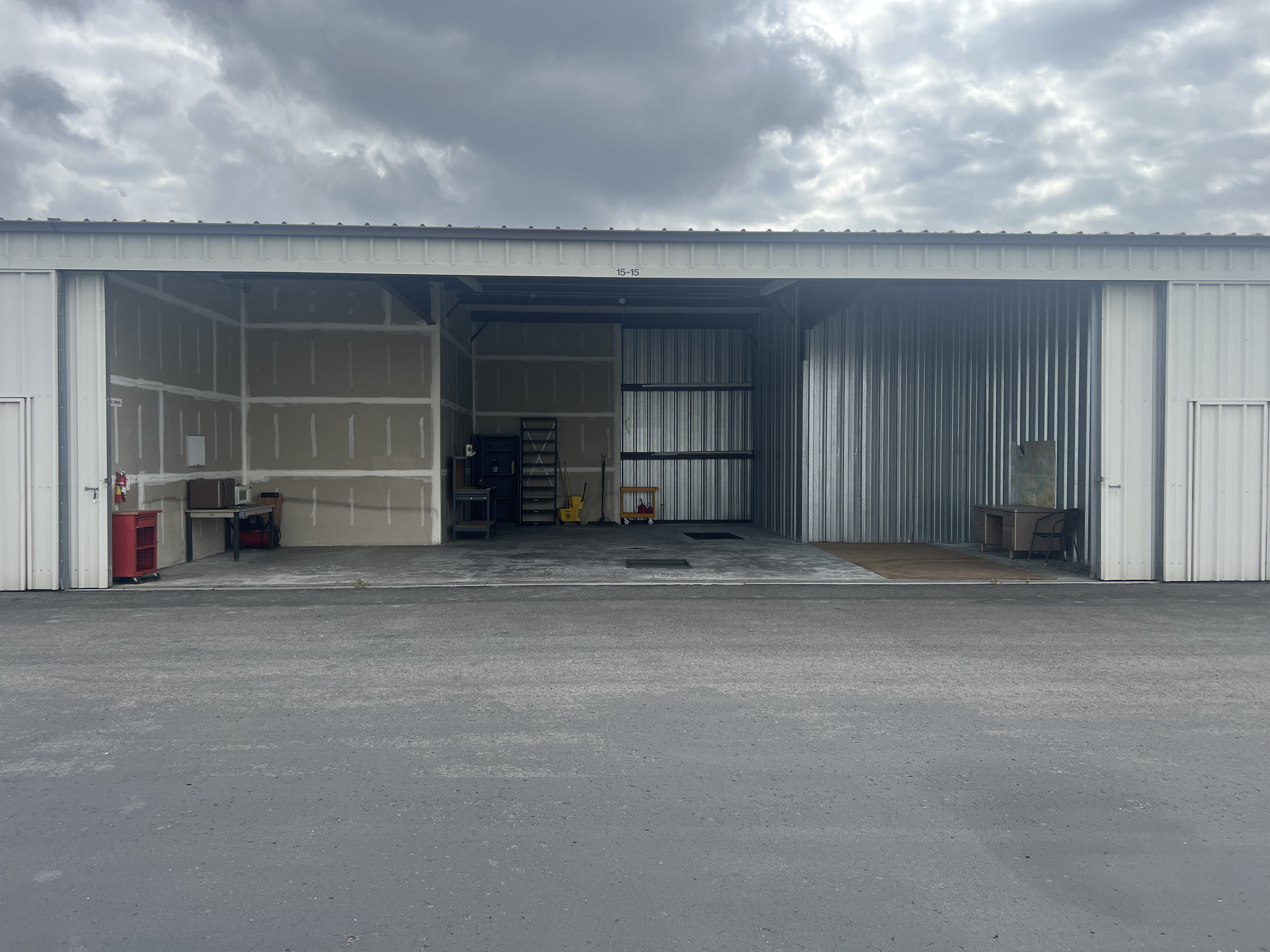 Hangar in w