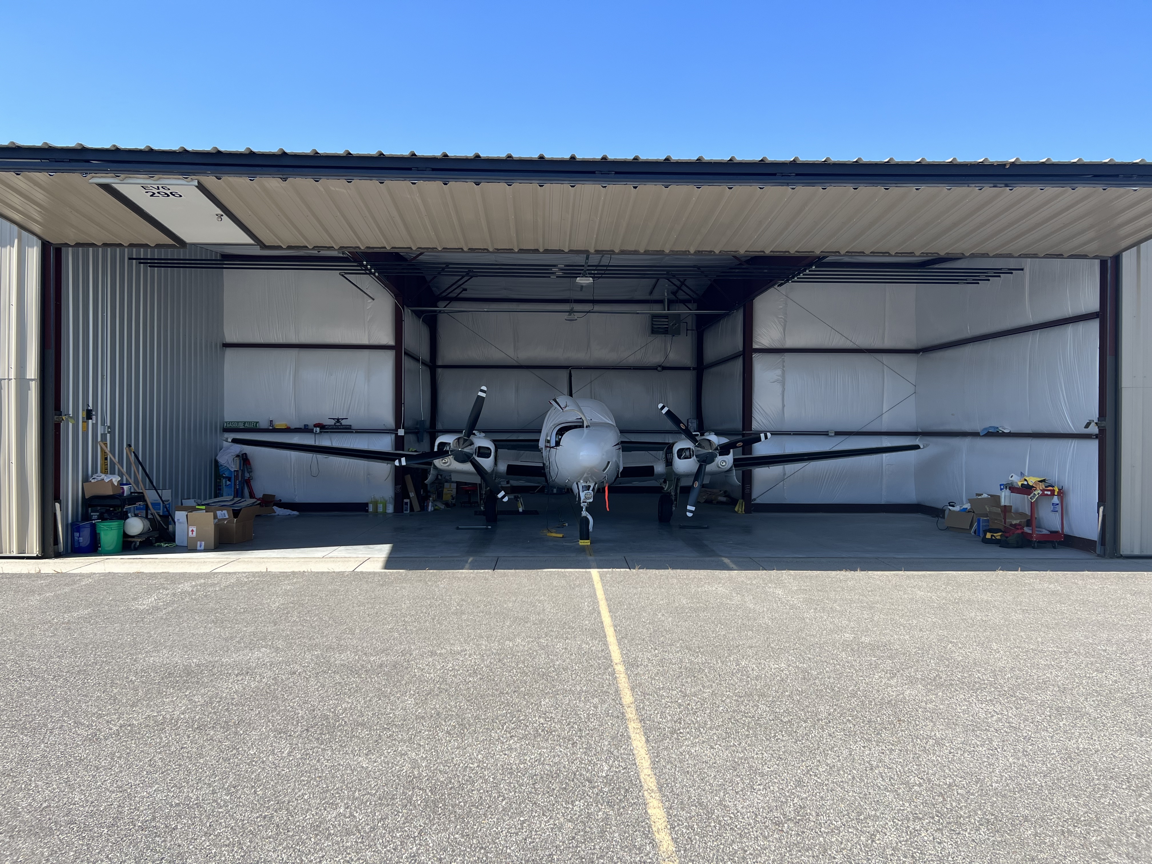 Hangar in M