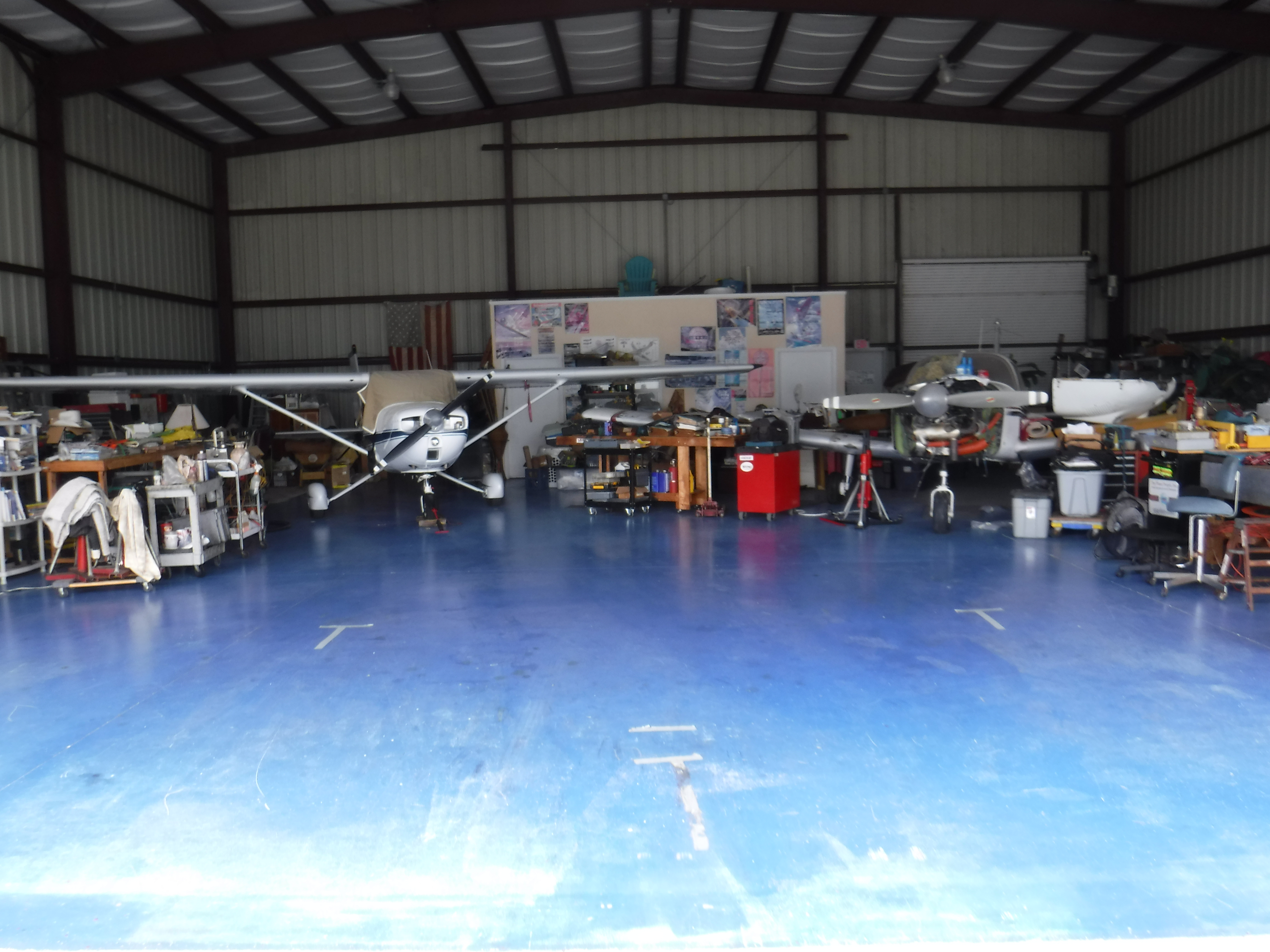 Hangar in f