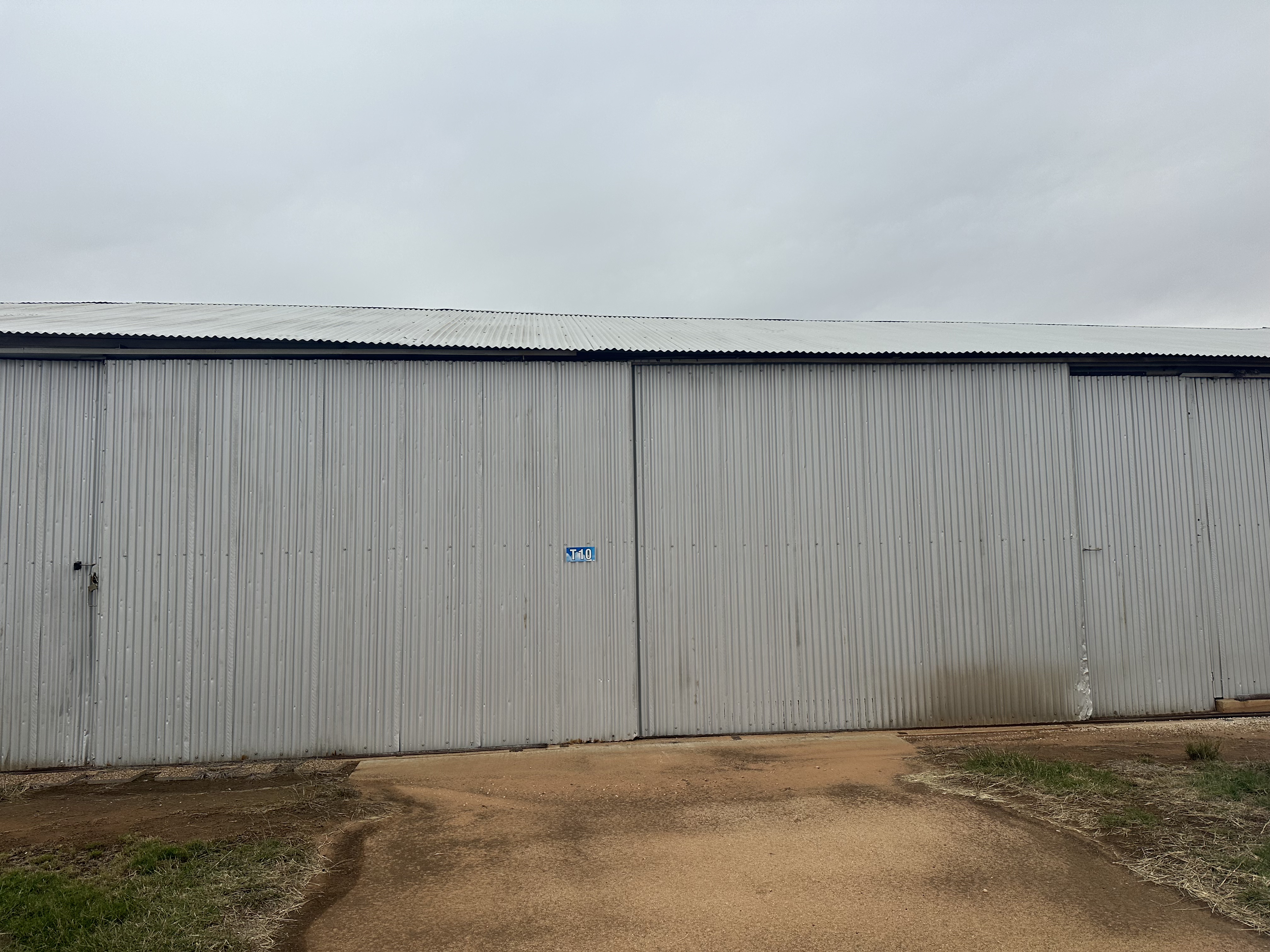 Hangar in l