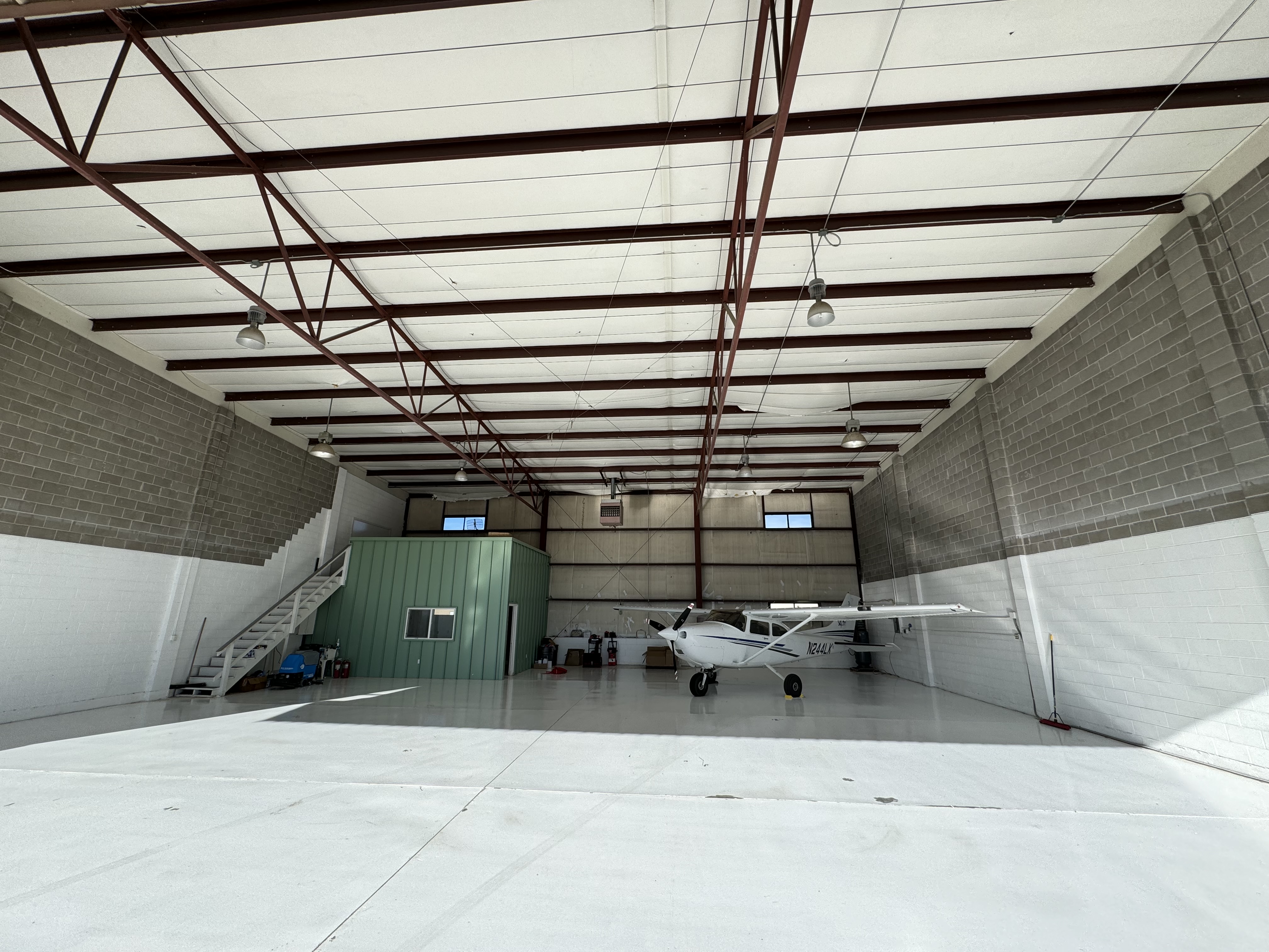 Hangar in w