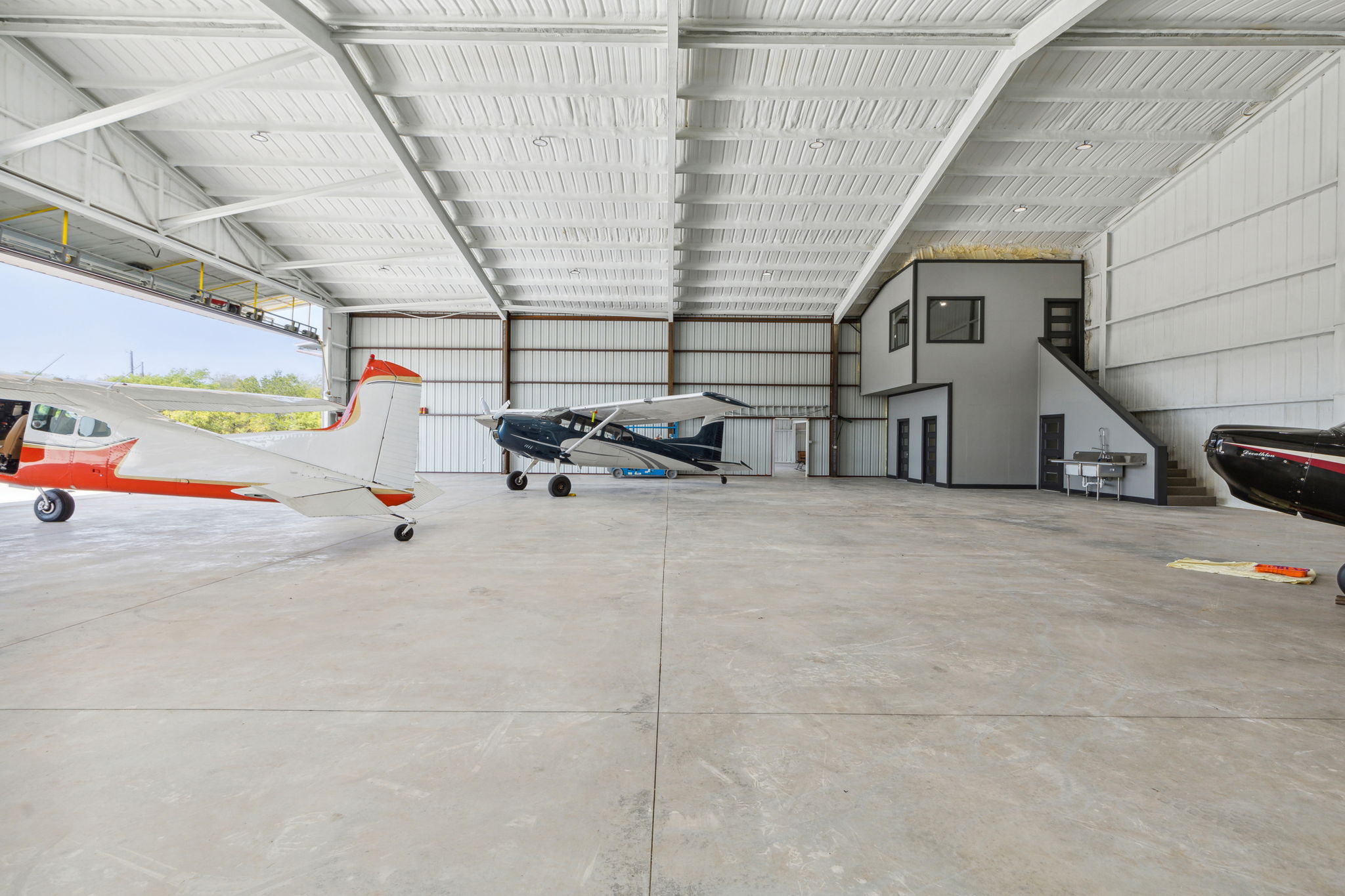 Hangar in b