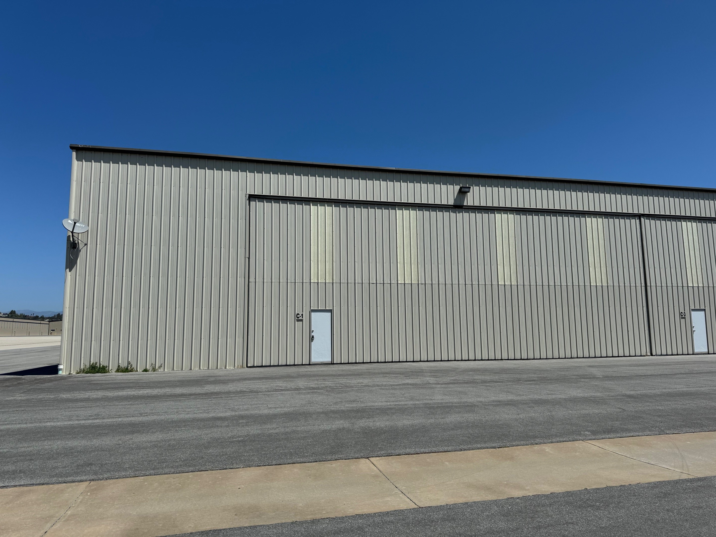 Hangar.jpg