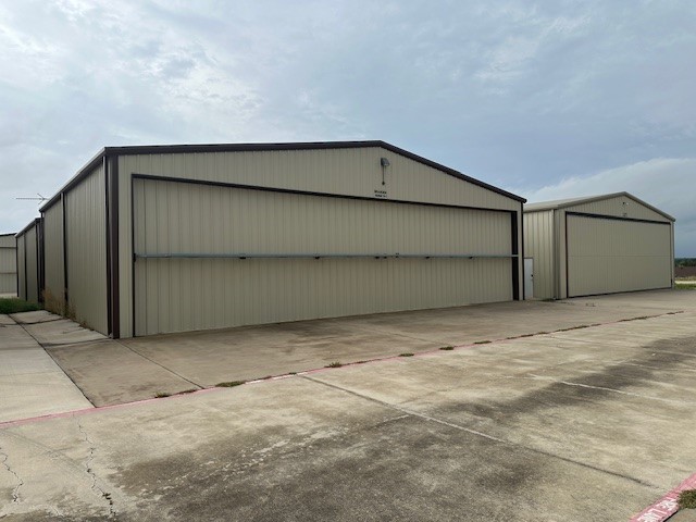 Hangar in w