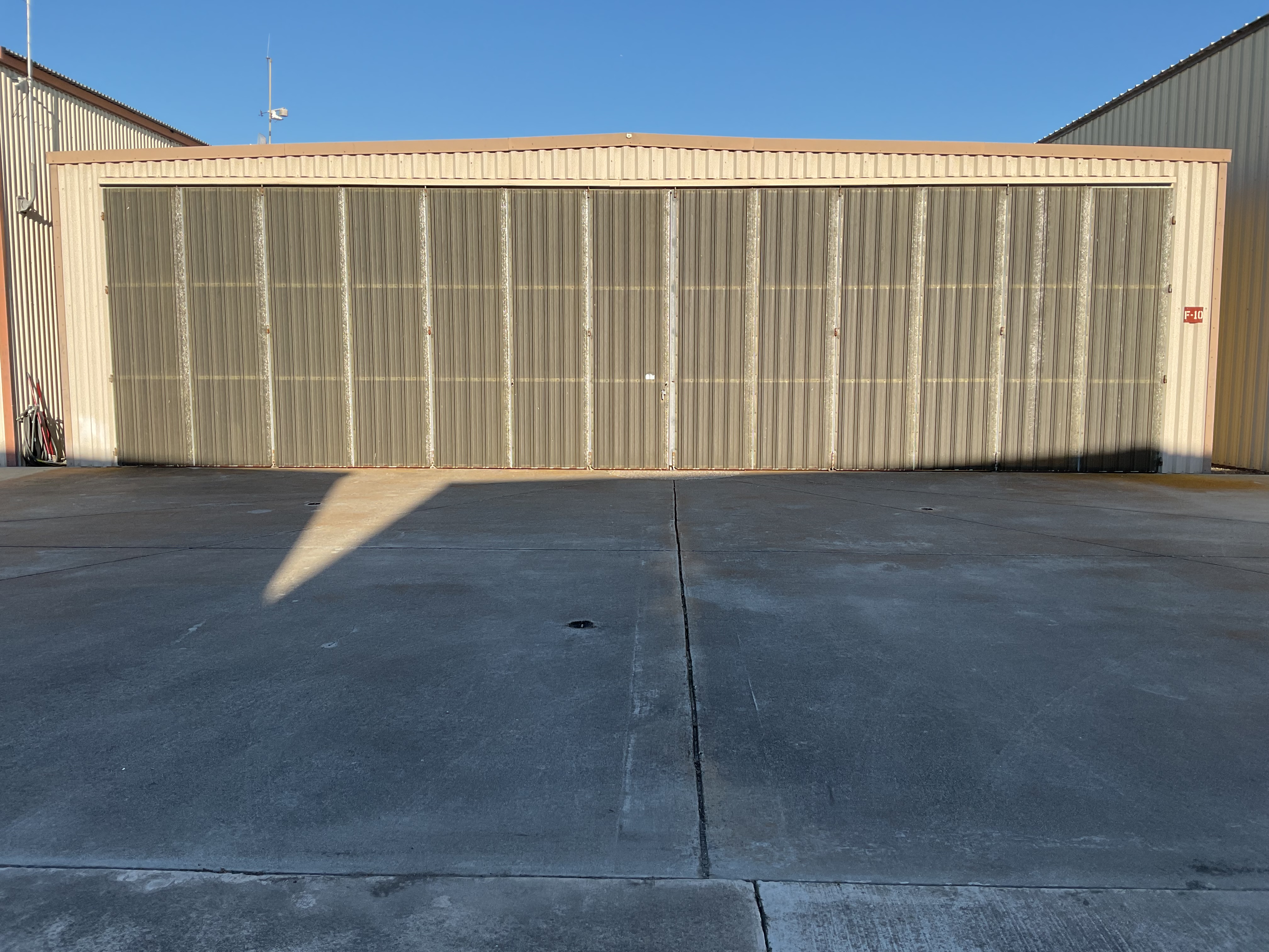 Hangar in h