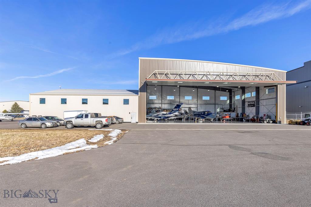Hangar in m