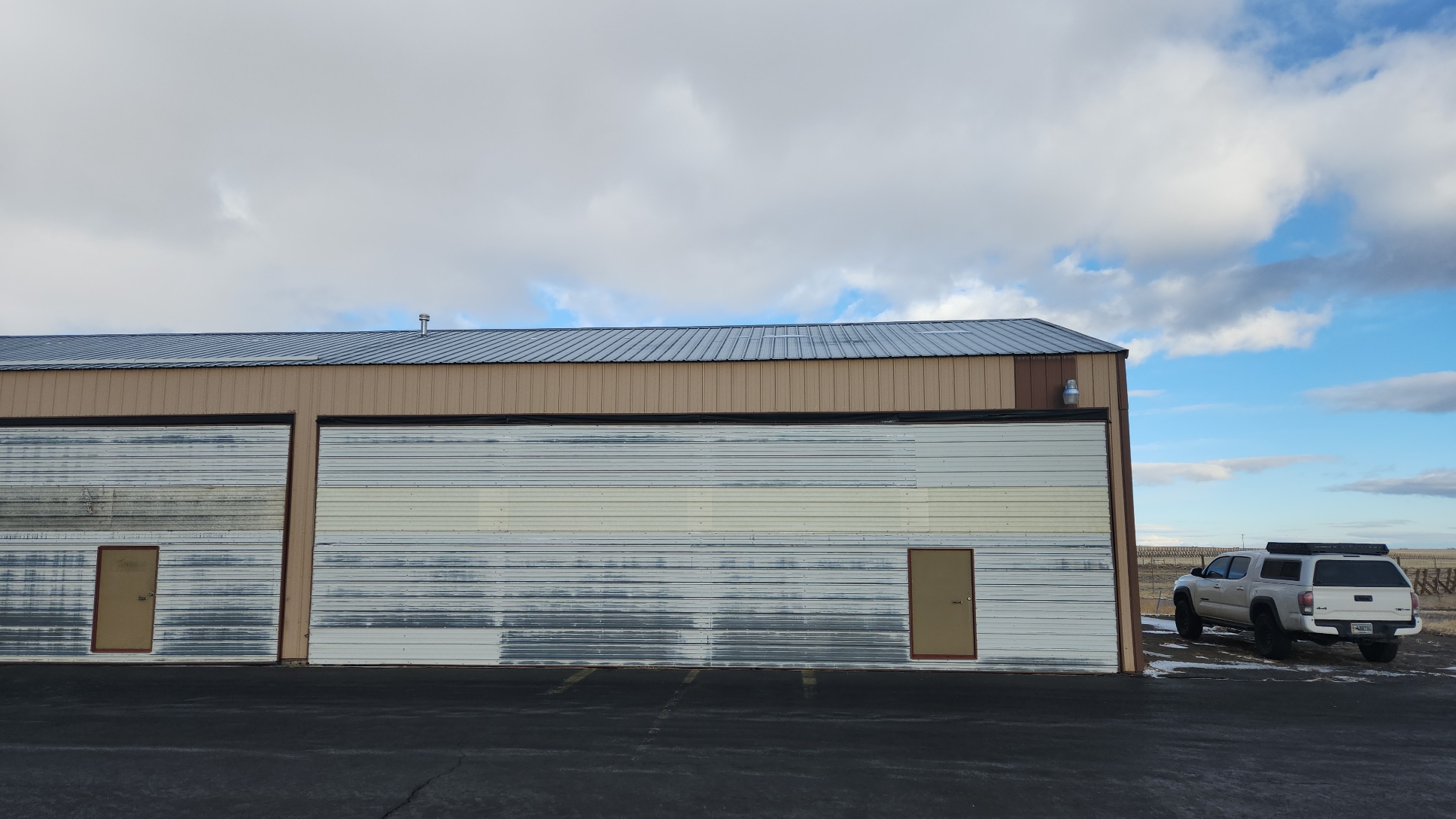 Hangar in W
