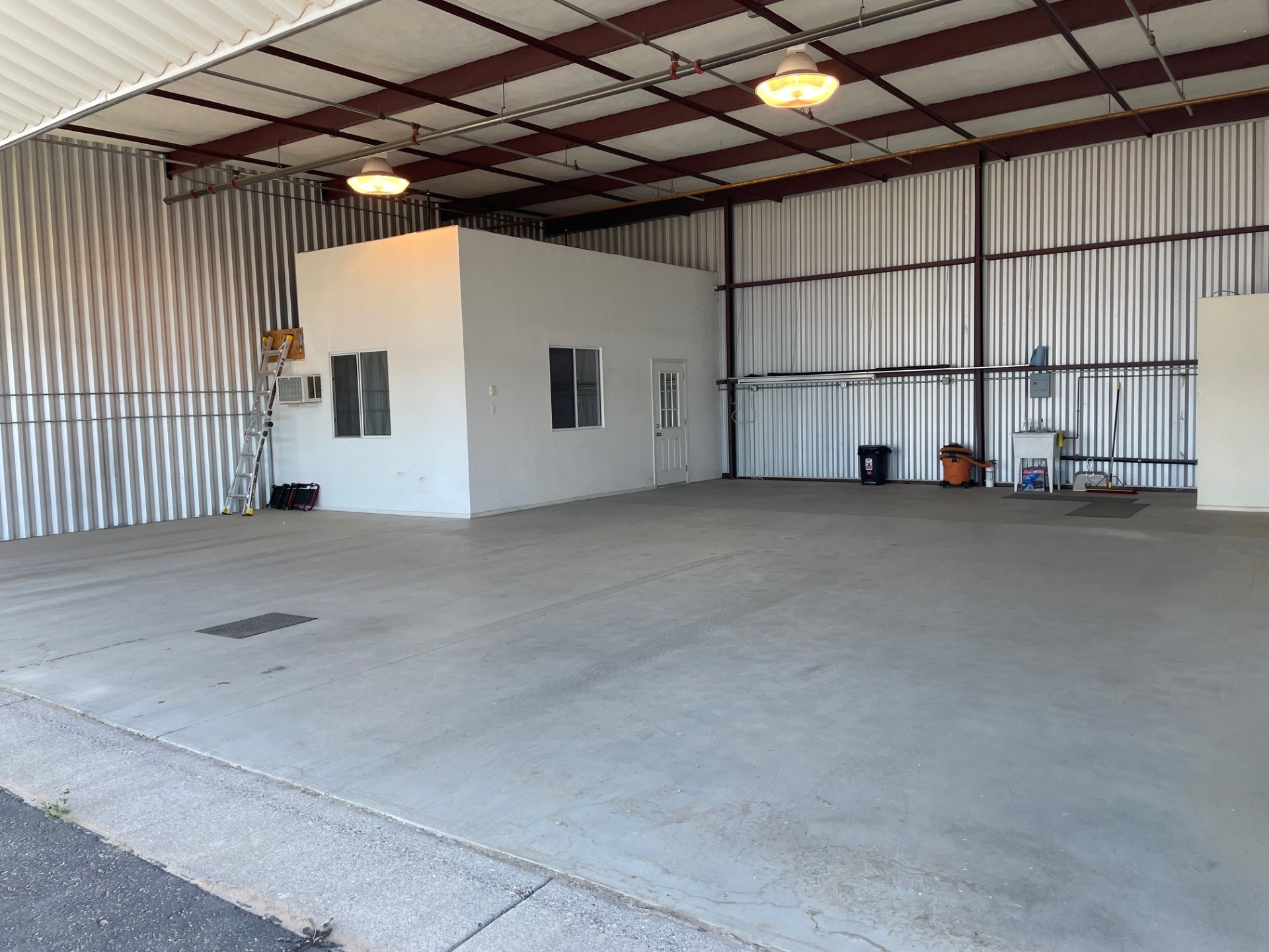 Photo_Hangar_Back_Corner_East.jpg