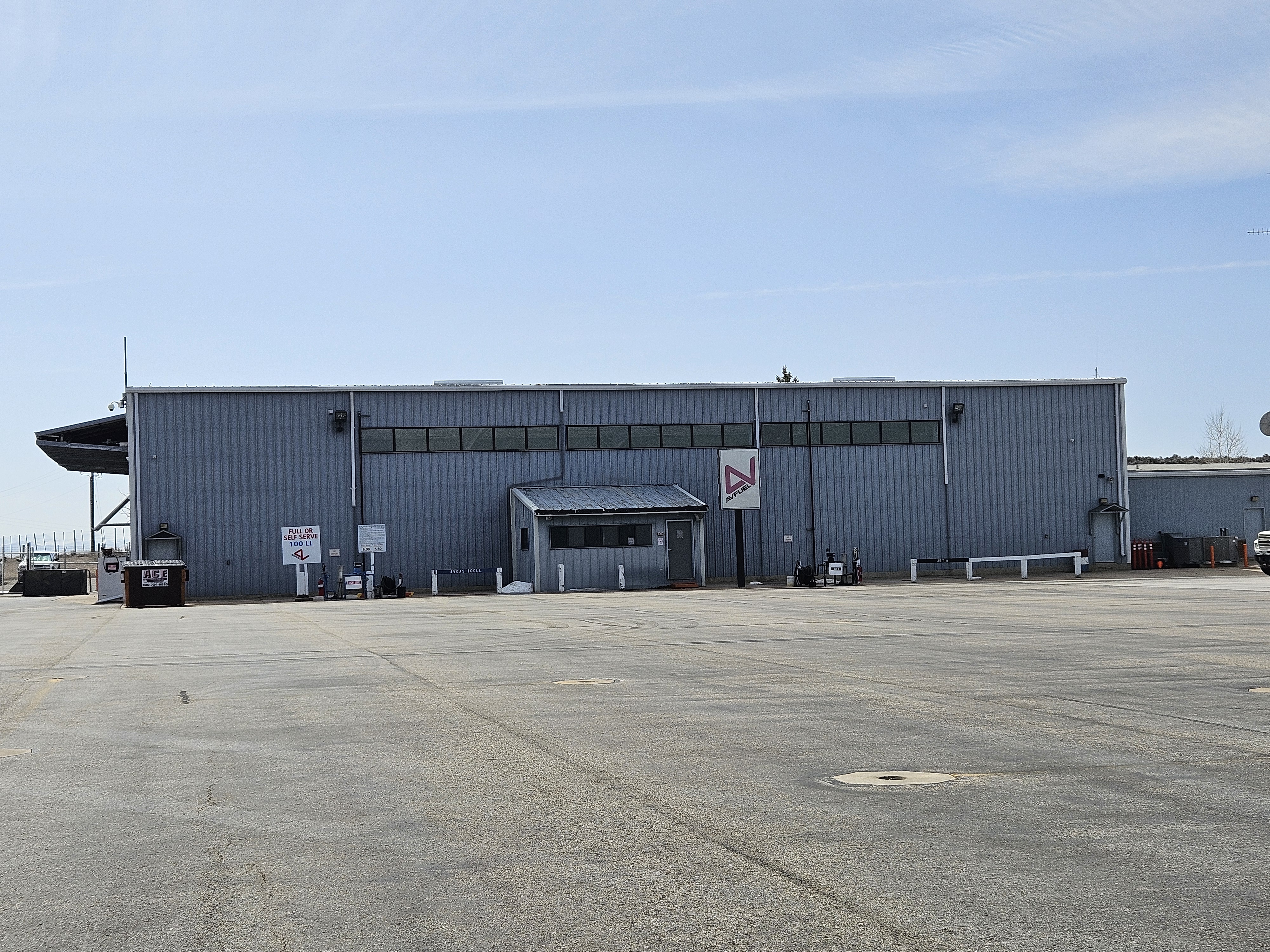 Hangar in W