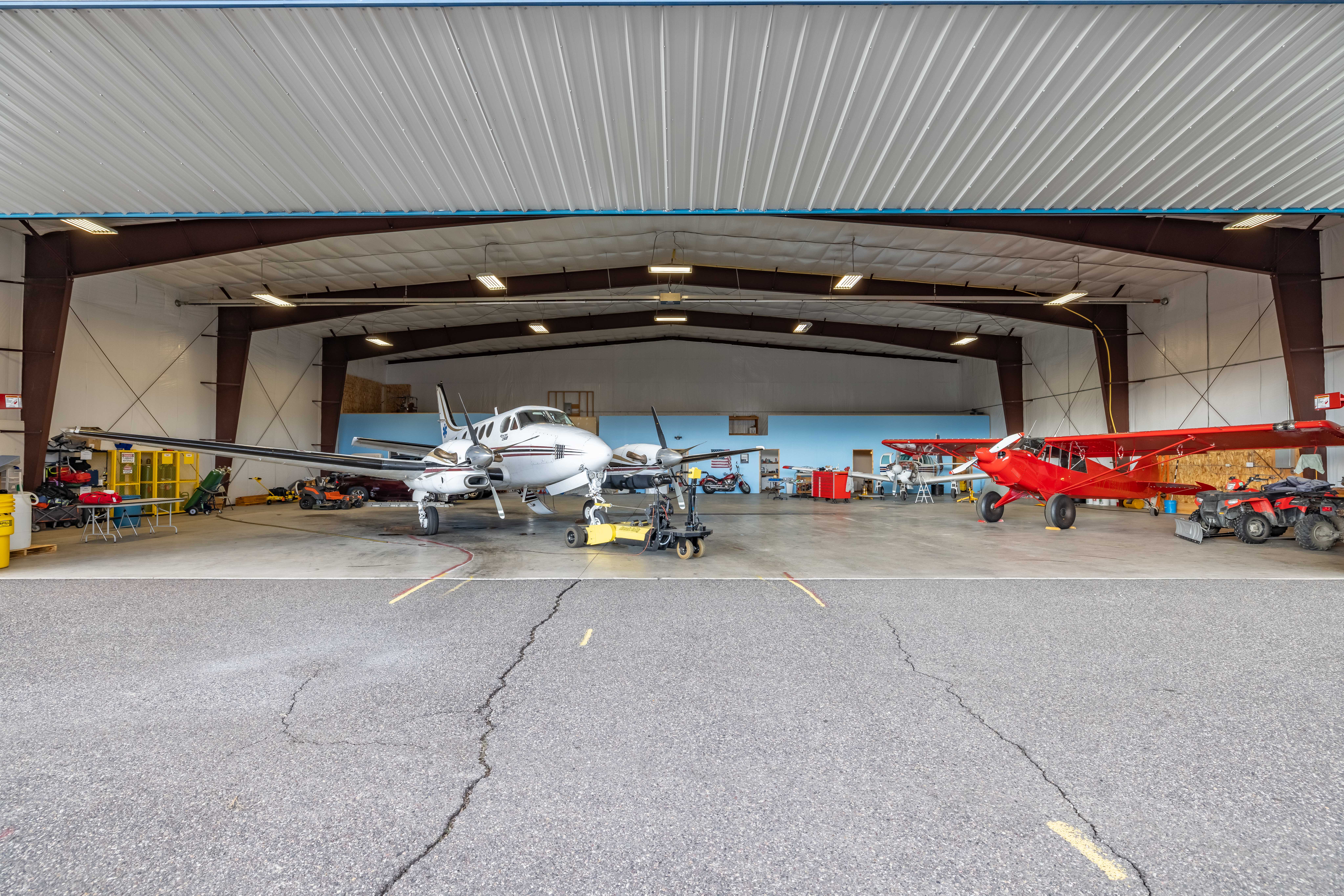 Hangar in W