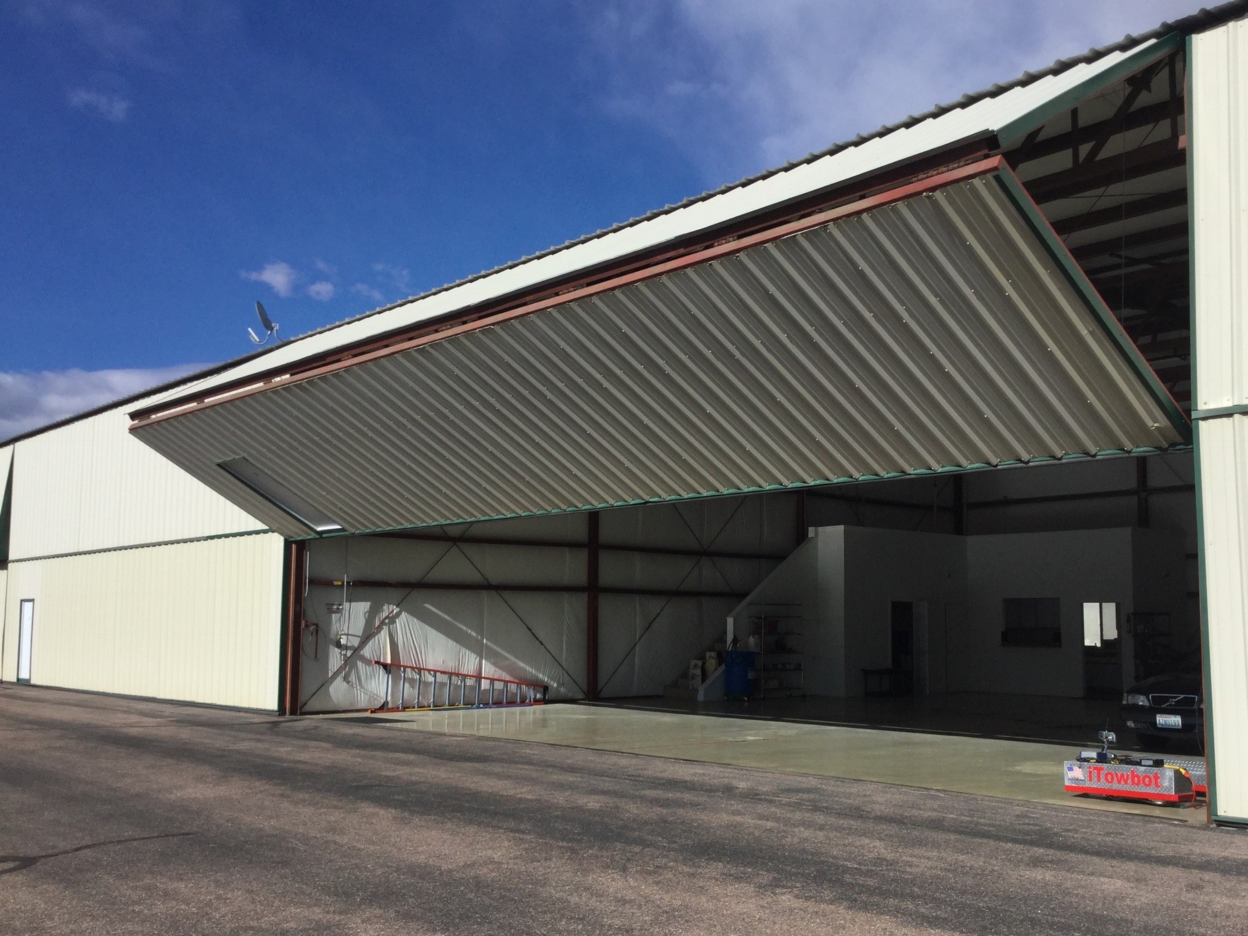 Hangar in f