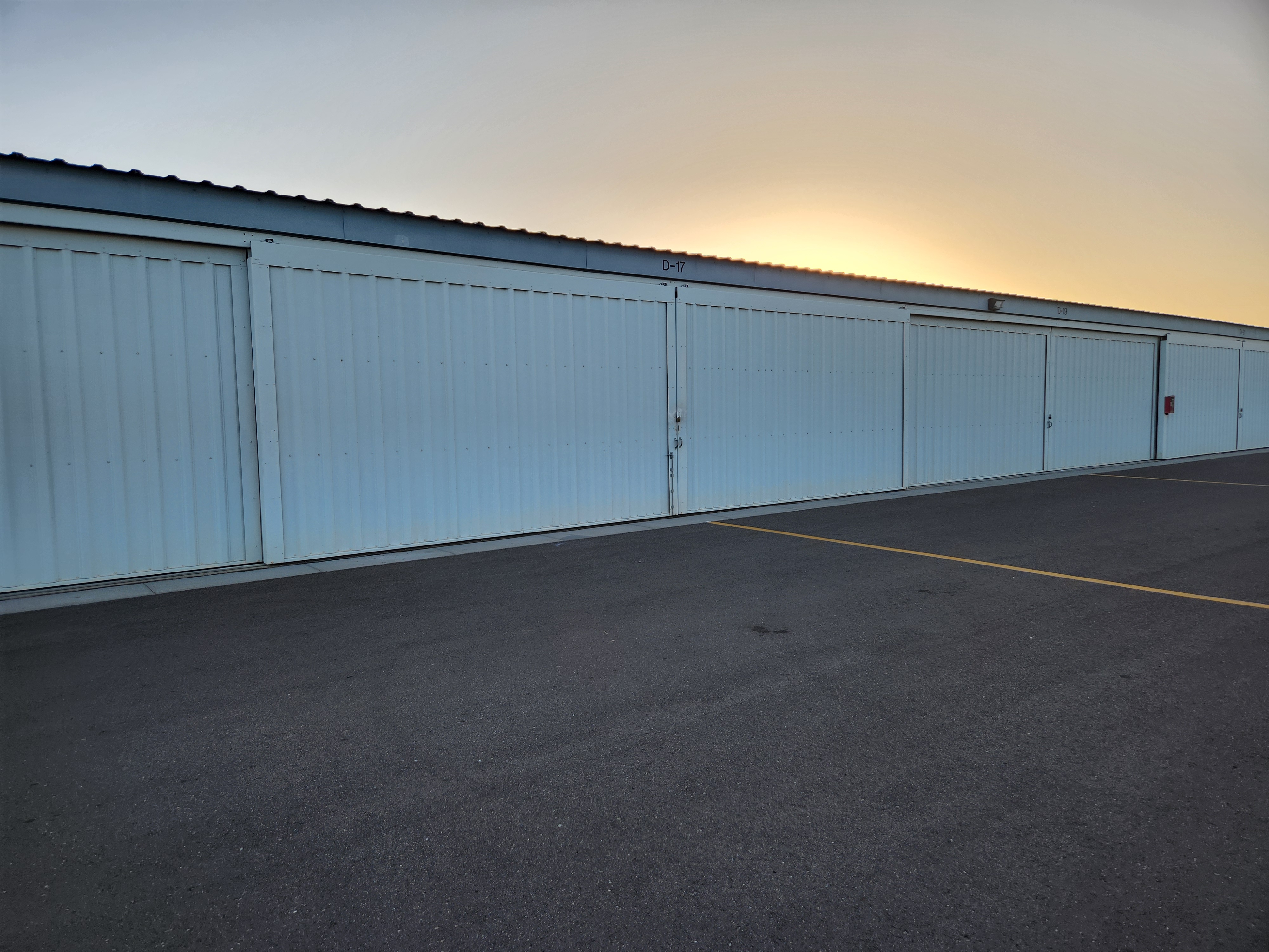 Hangar in f