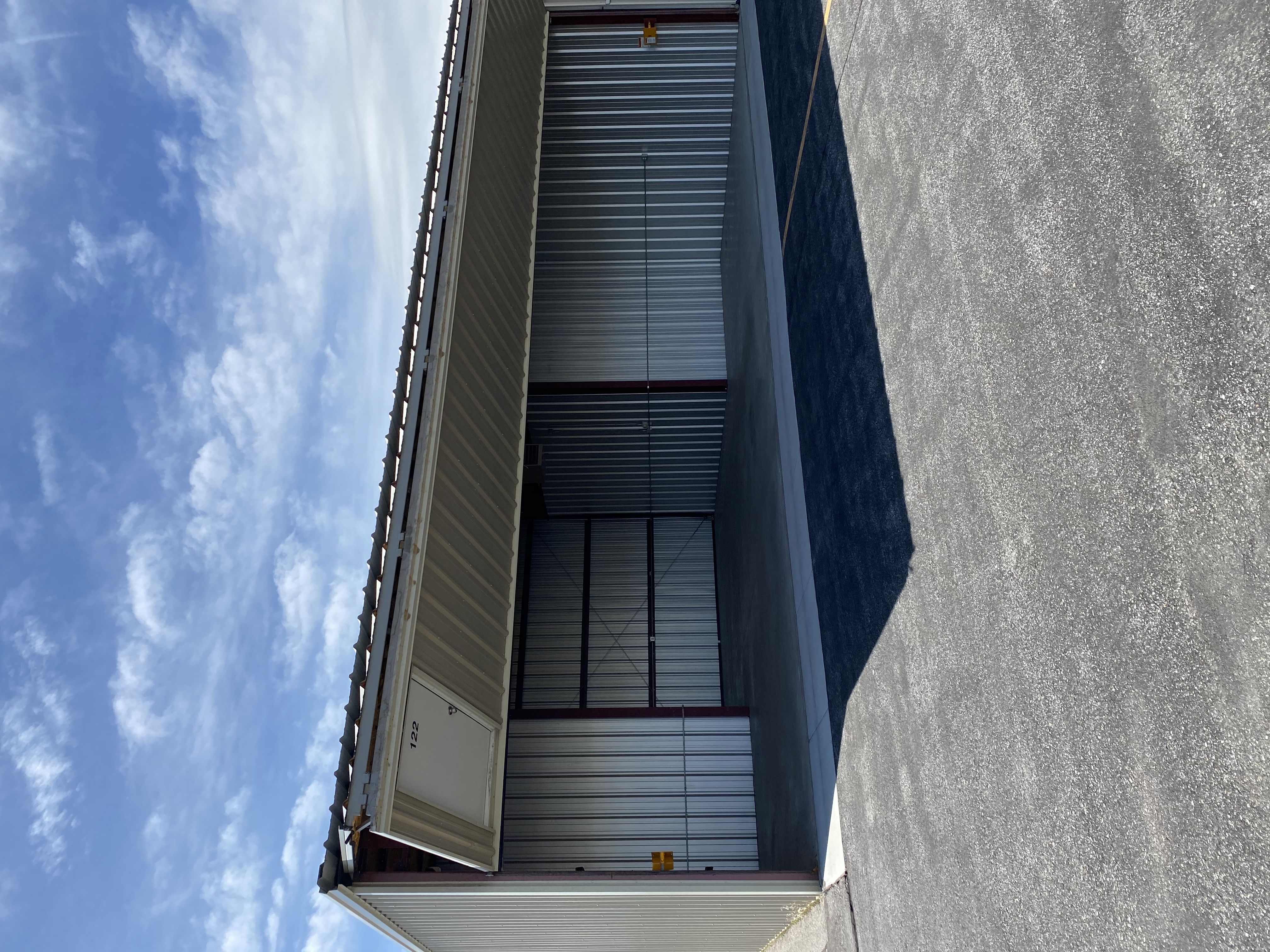 Hangar in f
