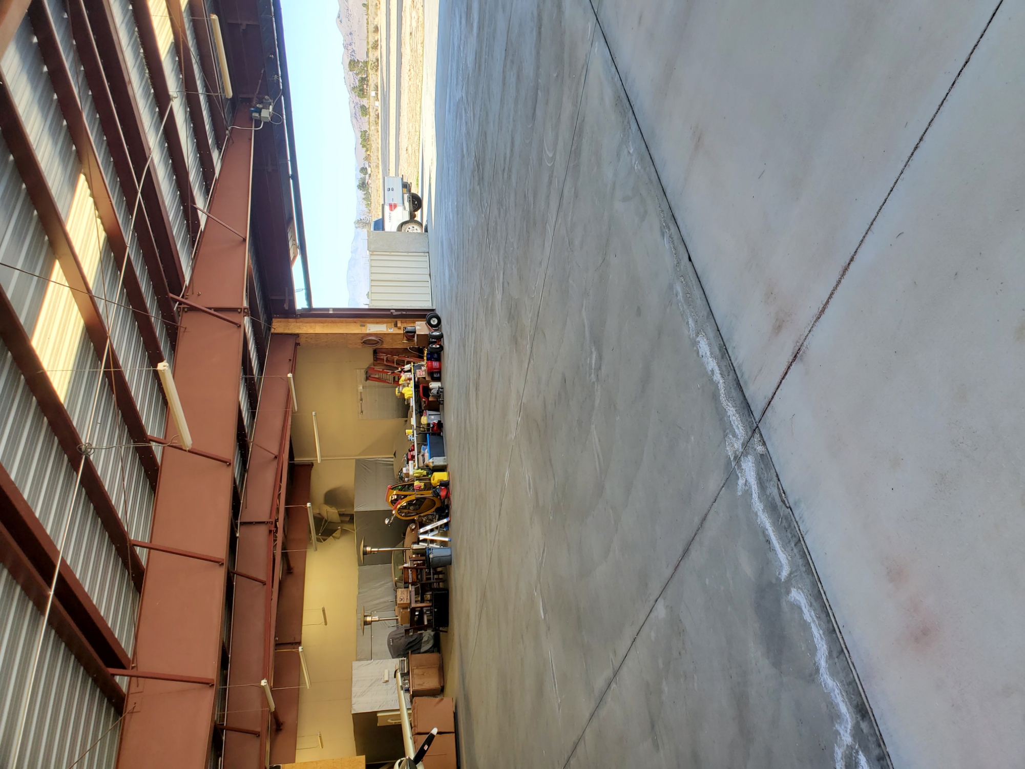 Hangar in f