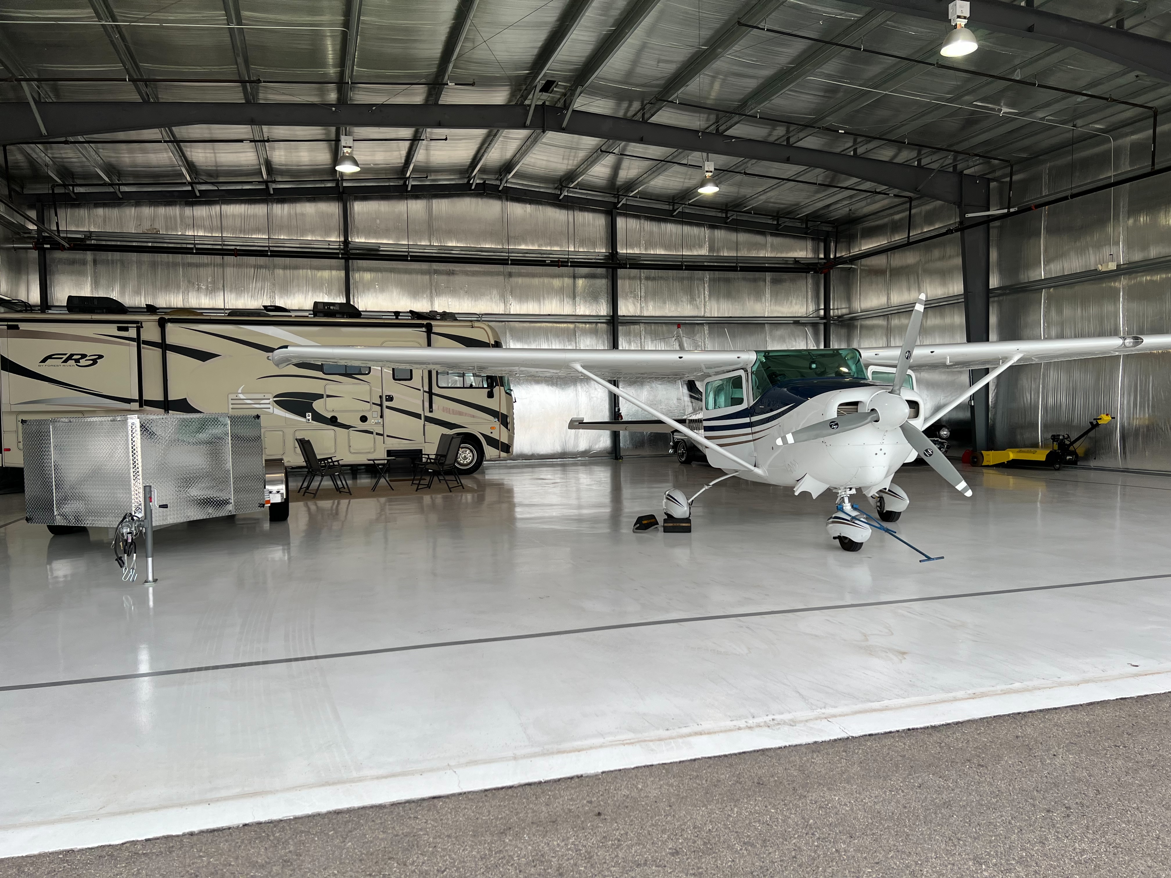 Hangar in f