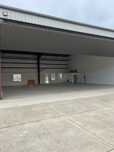 Hangar in f