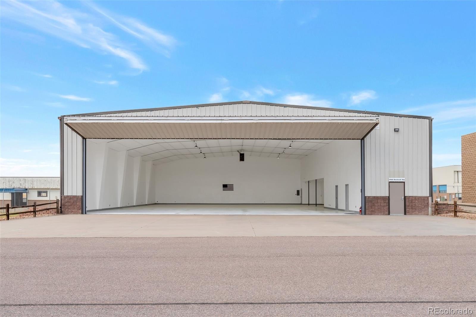 Hangar in f