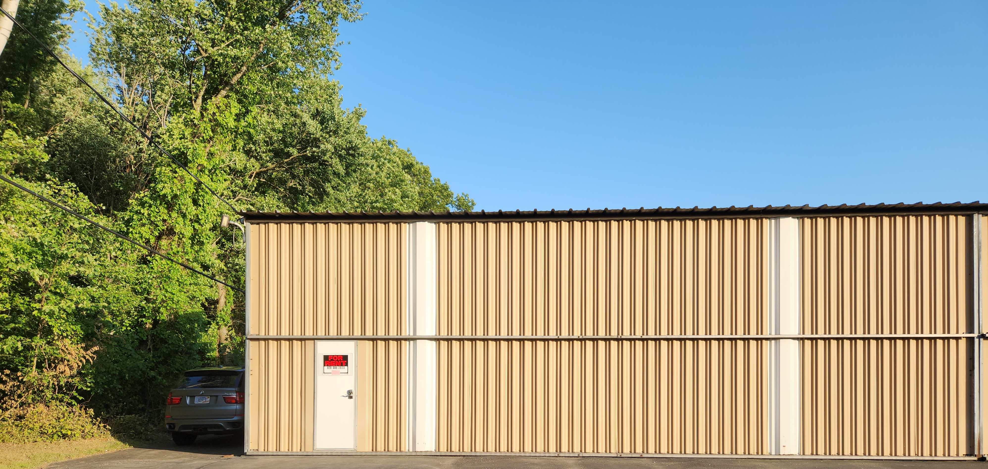 Hangar_21_Closed_Door_I.jpg