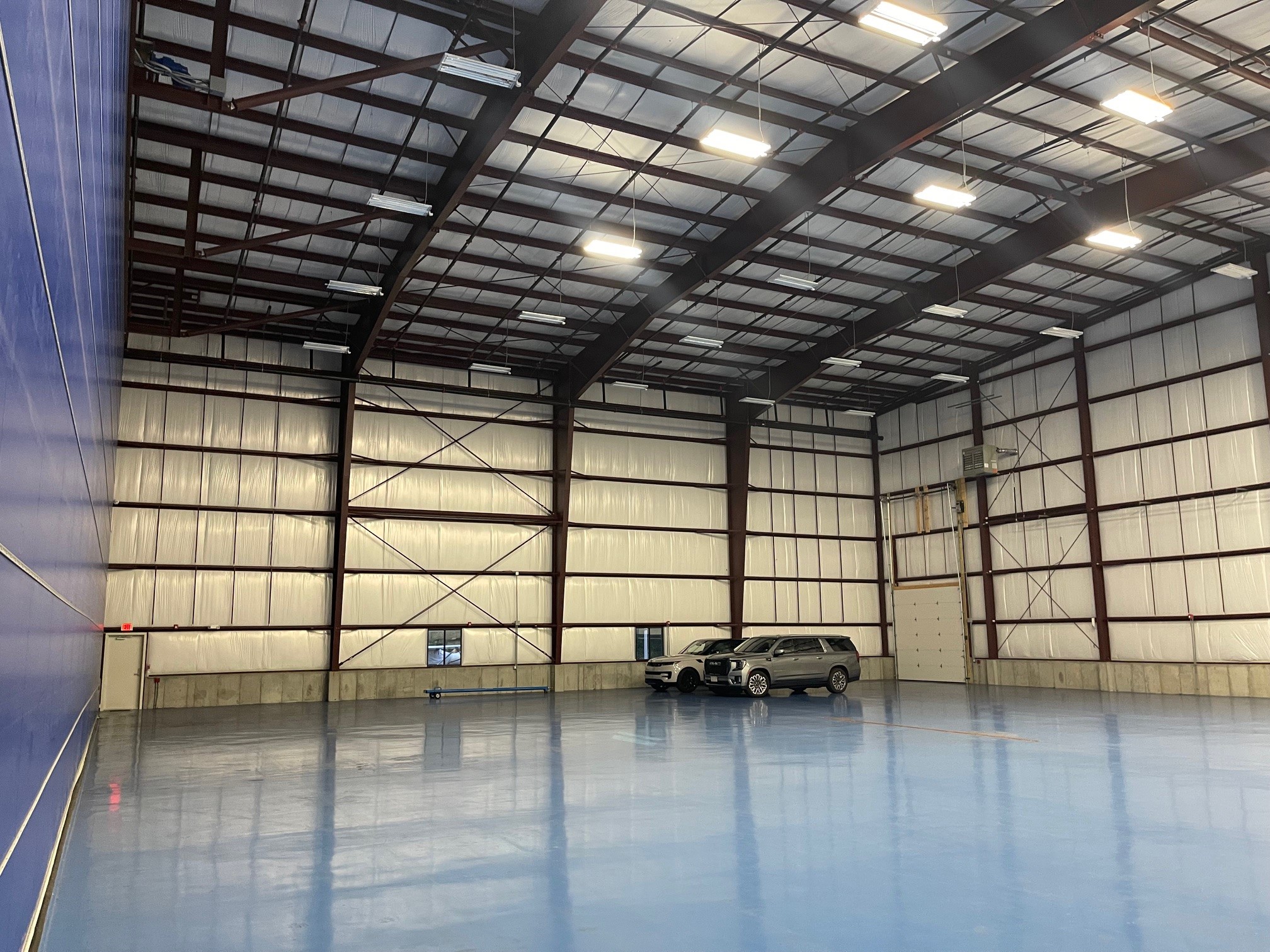 Hangar_Inside_2.jpg