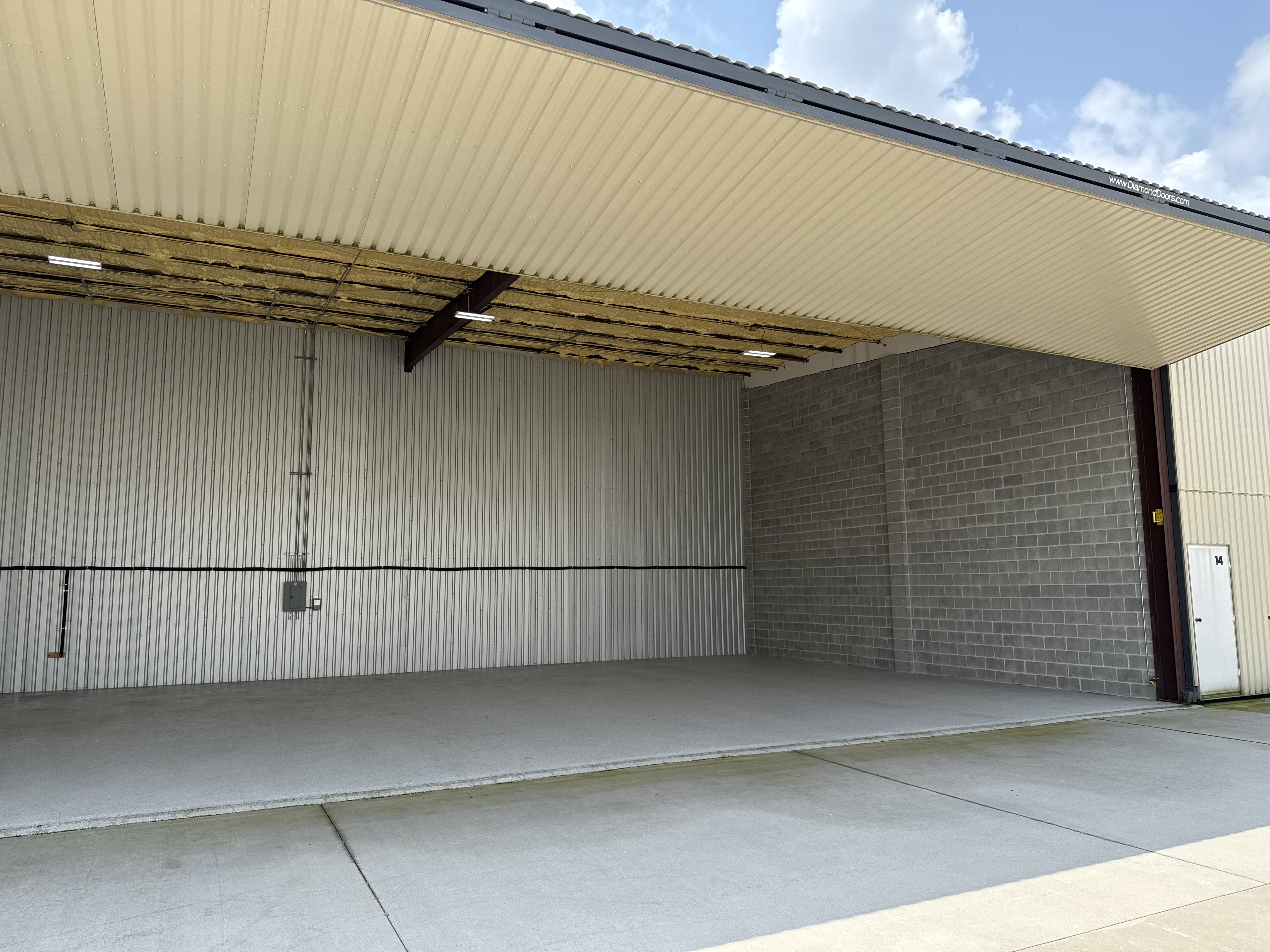 Hangar in t