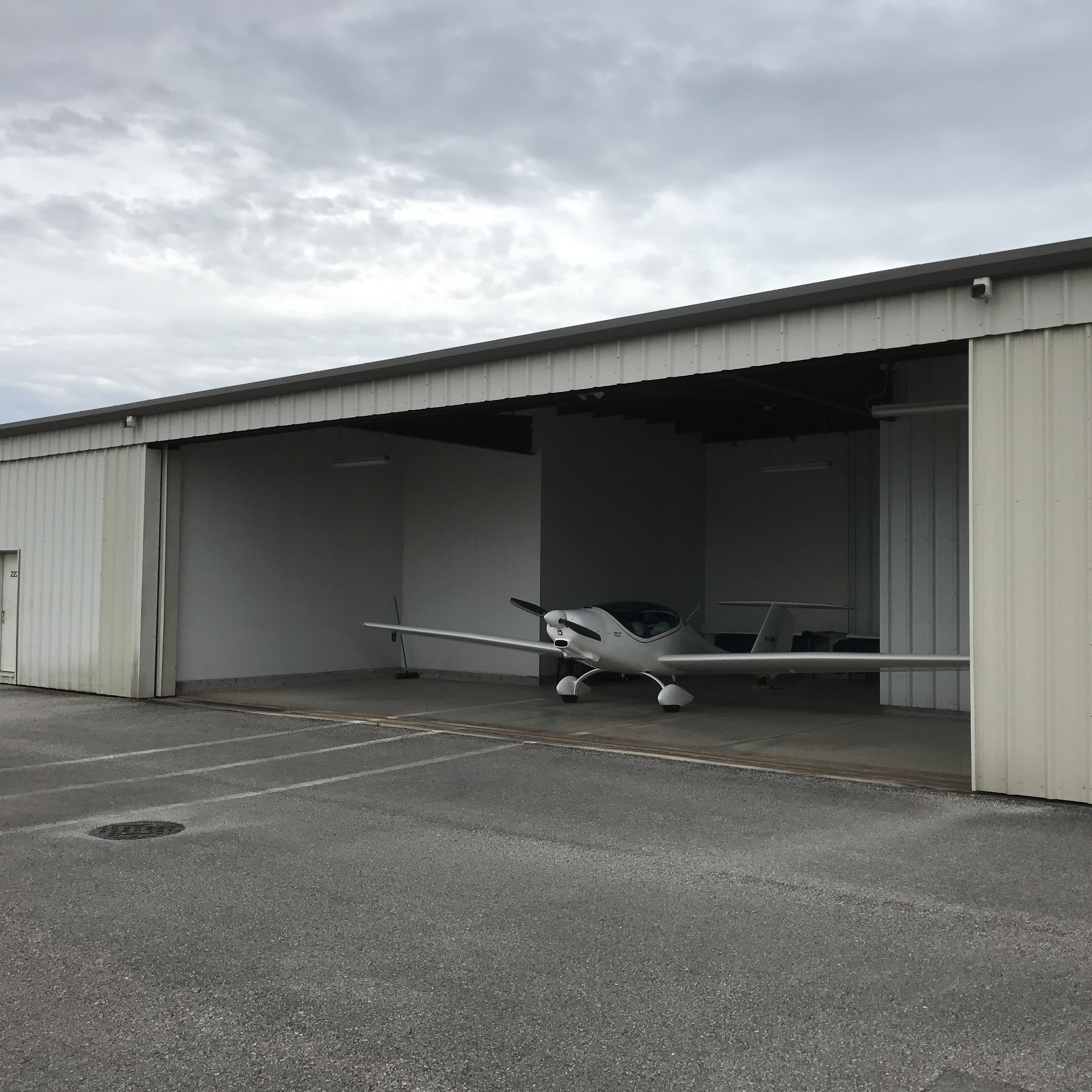 Hangar in n