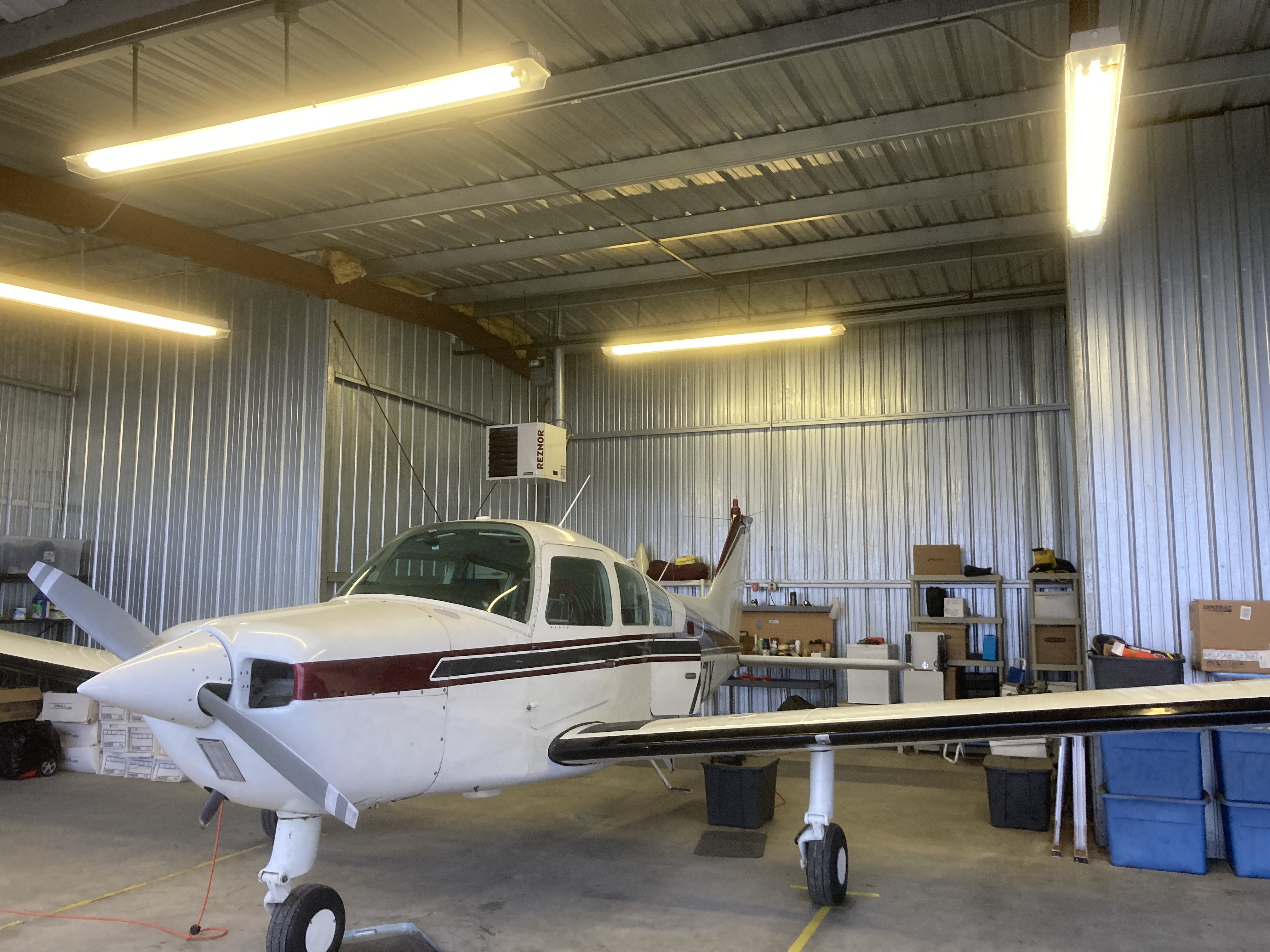 Hangar in w