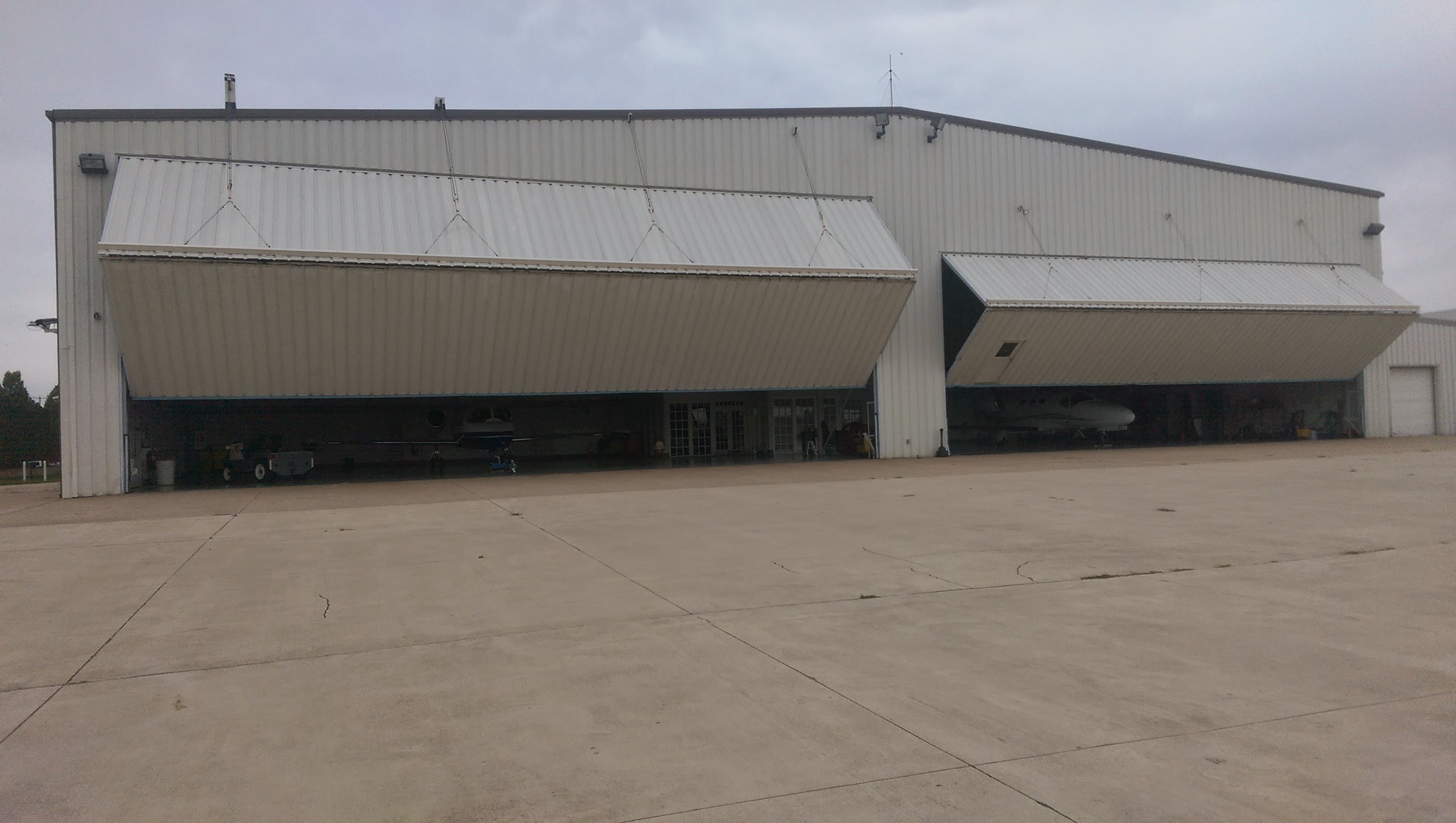 New_Castle_Delaware_Hangar.jpg