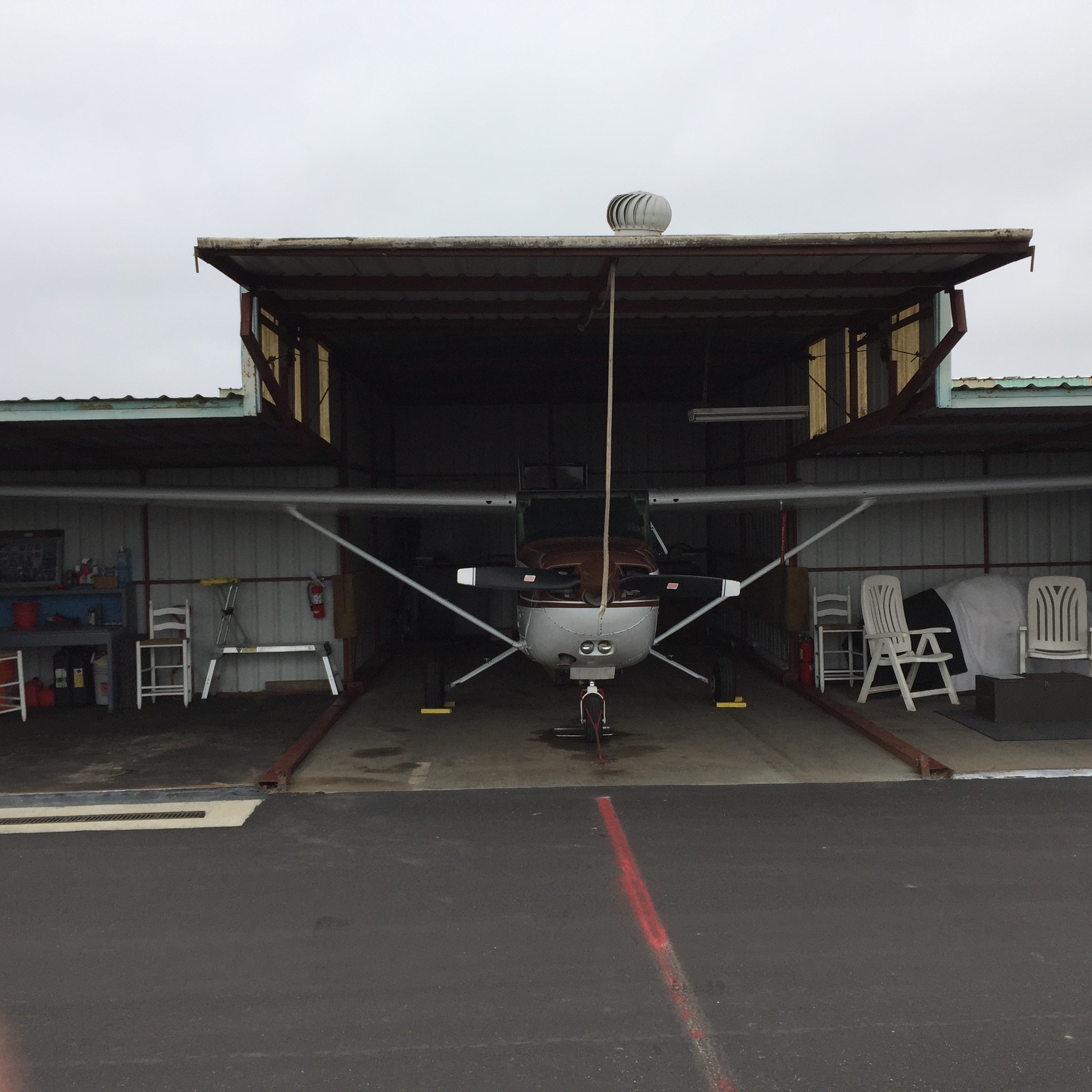 Oxnard_Hangar_Front_View_with_Cessna_172.jpg