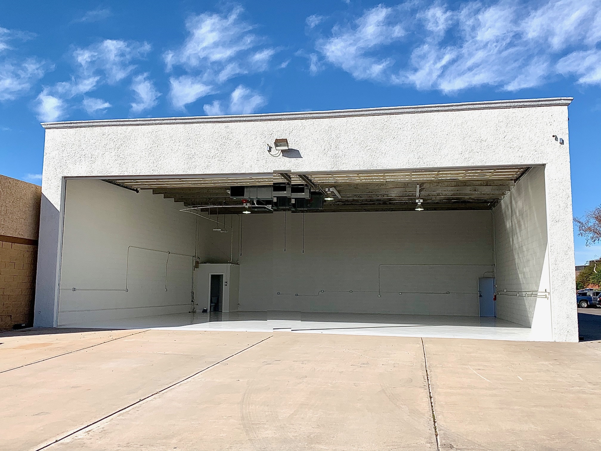 HANGAR_OUTSIDE_OPEN_Xx.jpg