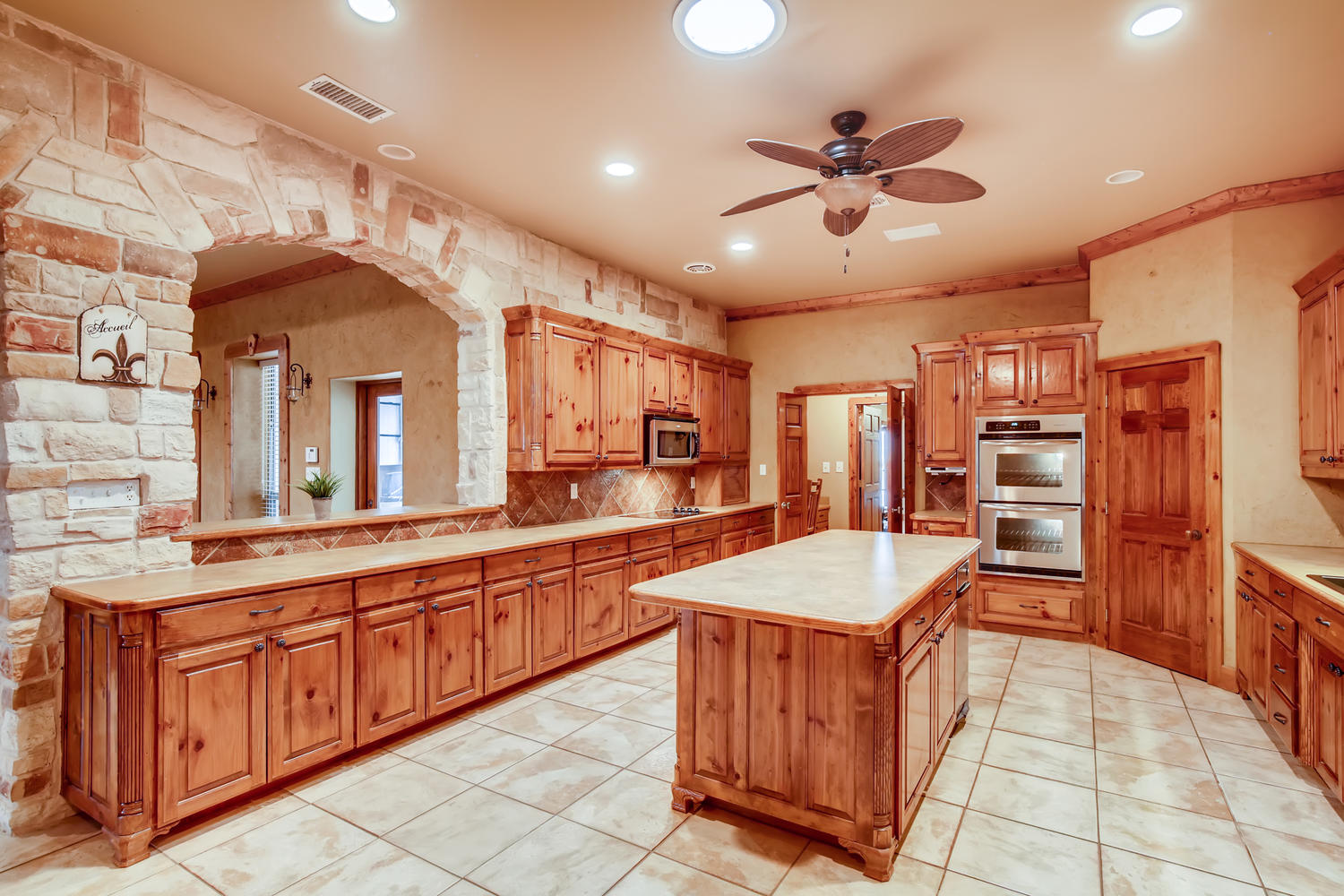 15831_Guy_James_Justin_TX-large-007-007-Kitchen-1500x1000-72dpi.jpg