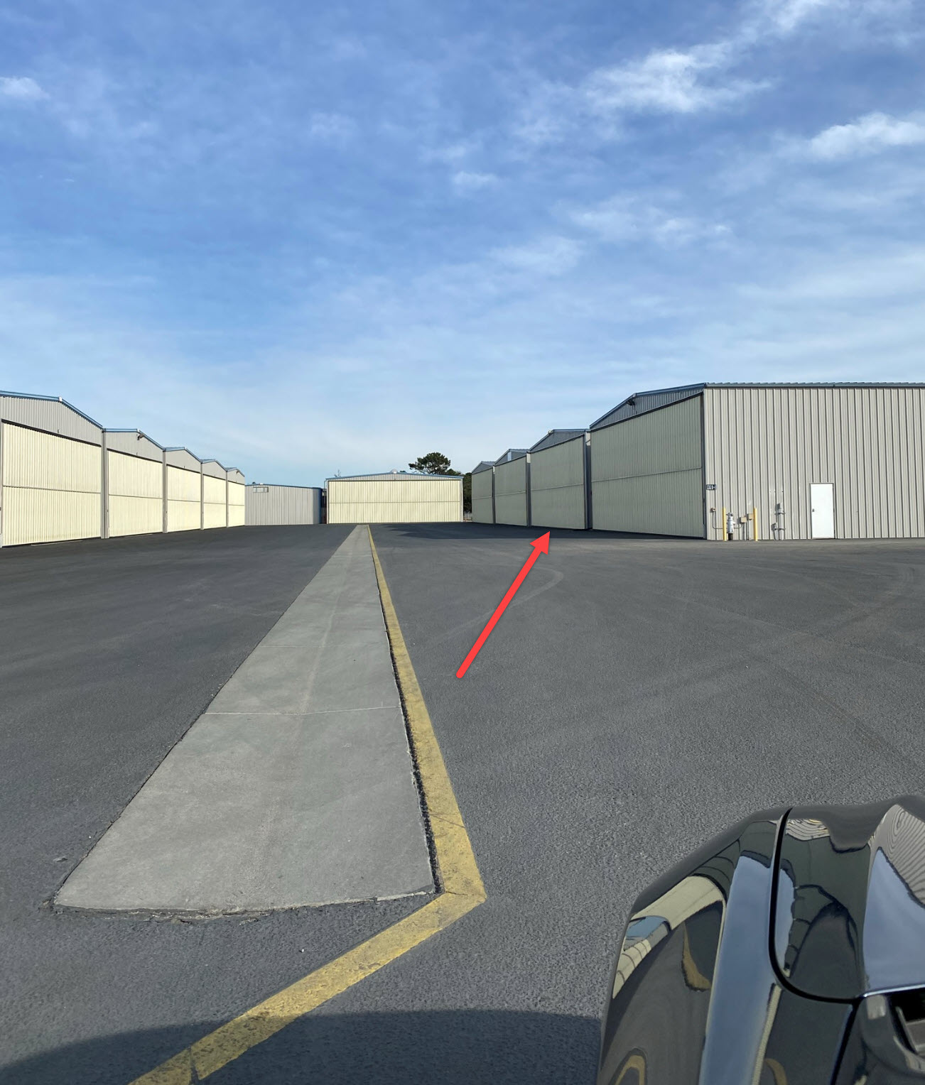 Hanger_enter_taxiway.jpg